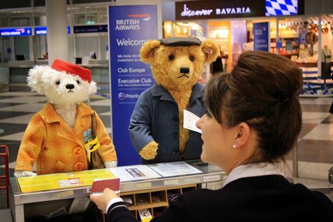 Steifas - ponas ir ponia Bair atvykus į Heathrow