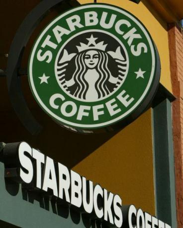 San Franciskas sausio 22 d. failų nuotraukų ženklai matomi „starbucks“ kavinės priekyje, 2004 m. sausio 22 d. San Franciske, Kalifornijoje. Siekdama sumažinti išlaidas, kavos tinklas 2008 m. liepos 29 d. paskelbė atleidžiantis 1000 ne parduotuvėje dirbančių darbuotojų Justino Sullivangetty nuotraukos vaizdai