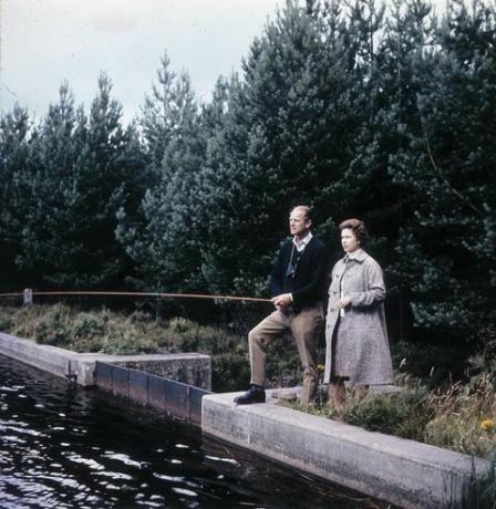 karalienė Elizabeth ii ir princas Filipas švenčia savo 25-ąsias sidabrinių vestuvių metines Balmoral mieste, Škotijoje, 1972 m. lapkričio mėn. nuotr. fox photosgetty images