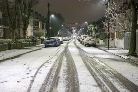 Kelias, apžiūrėtas sniegu Šiaurės Londone ...