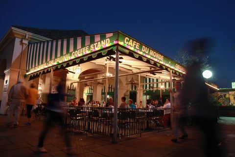 Naujasis Orleanas, sausio mėn. 28 žmonės vaikšto į prancūzų kvartale esantį restoraną „cafe du monde“ 2013 m. sausio 28 d. Naujajame Orleane, Luizianoje nuotr. rob carrgetty images