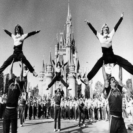 geriausios „Disney“ nuotraukos Bostono koledžo „cheerleaders“ tangerinebowl 1982 m