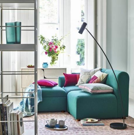 svetainė su mėlynos spalvos sofa