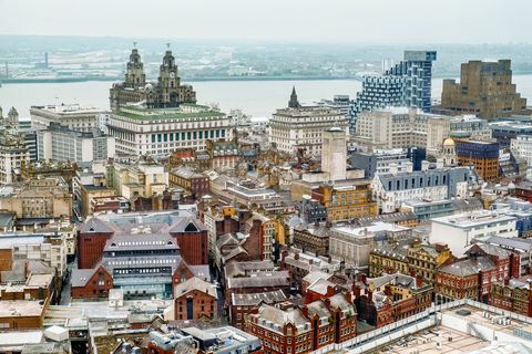 pakylėtas vaizdas į legendinę Liverpulio panoramą iš vidaus, žvelgiant į jūrą ankstyvo saulėlydžio metu galima pamatyti rytų viralą tolumoje, įskaitant birkenhead dokus, seacombe, karališkąjį kepenų pastatą, tris gracijas ir Wallasey 3 lapkričio 2015