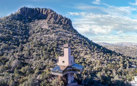 „Falcon Nest“, aukščiausi pasaulyje vienos šeimos namai, pastatyti Preskoto šlaite, Arizonos nykščio butte