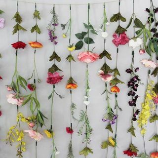 Gėlių girliandų siena