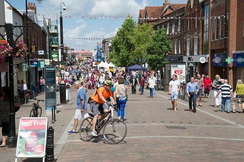 Užimtas prekybos centras gatvėje Newbury Berkshire UK