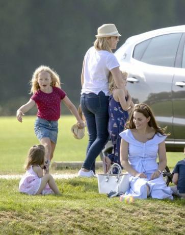 Princas George'as ir princesė Charlotte vaidina kartu su Kate Middleton