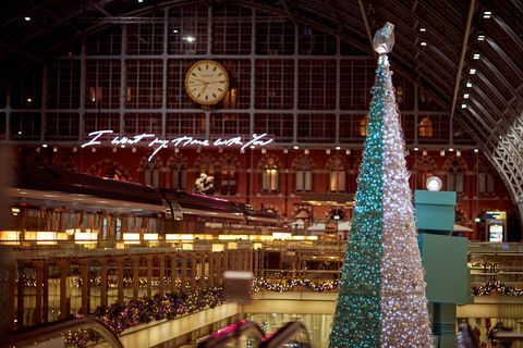 „Tiffany & Co.“ ir „Coty“ partneris su „St Pancras“ tarptautine stotimi atidarys savo pirmąją kvapiųjų eglučių ir kvepalų parduotuvę