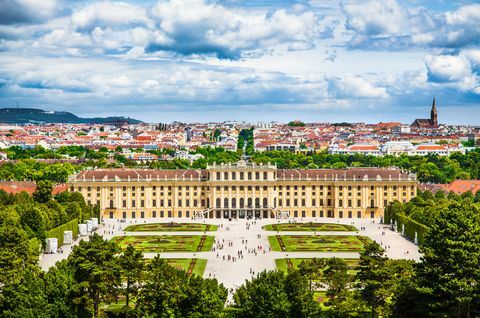 Gražus vaizdas į garsiuosius Schonbrunn rūmus su Didžiojo parterio sodu Vienoje, Austrijoje