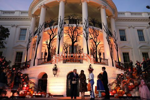 prezidentas Trumpas ir pirmoji ponia Melania veda Helovino renginį Baltuosiuose rūmuose