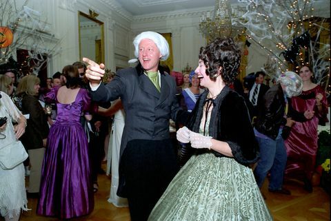 šioje nuotraukoje yra apsirengę prezidentas Billas Clintonas ir pirmoji ponia Hillary Rodham Clinton prezidentas ir pirmoji ponia James ir Dolley Madison Helovino vakarėliui rytiniame baltųjų kambaryje namas