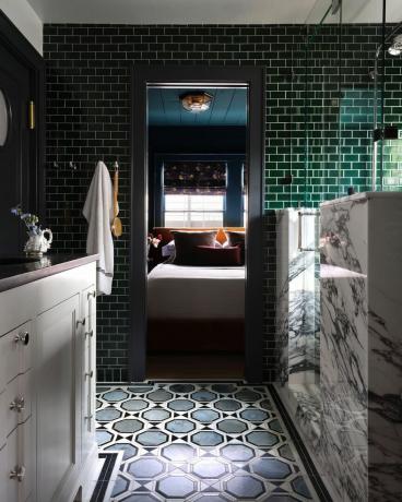 žalios plytelės vonios kambarys su marmuru