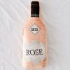 Ši milžiniška „Rosé“ butelių pagalvė garantuoja, kad niekada nemiegosite vieni