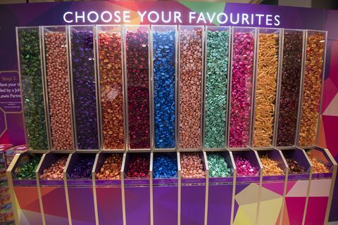 John Lewis kalėdinė parduotuvė 2018 - „Quality Street pick n mix“ personalizavimo stotis