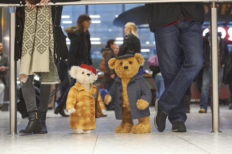 Heathrow kalėdinis skelbimas - Steifhas nešioja Doris ir Edward Bair Heathrow oro uoste