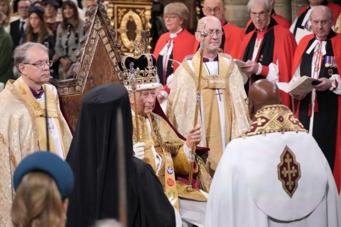 Didžiosios Britanijos karalius Charlesas III su Šv. Edvardo karūna ant galvos dalyvauja karūnavimo ceremonijoje Vestminsterio abatijoje centriniame Londone 2023 m. gegužės 6 d. karūnacija yra pirmoji Didžiojoje Britanijoje per 70 metų, ir tik antrasis istorijoje, kai per televiziją Karolis bus 40-asis valdantis monarchas, karūnuotas centrinėje Londono bažnyčioje nuo karaliaus Viljamo I 1066 m. už JK ribų jis taip pat yra 14 kitų Sandraugos šalių karalius, įskaitant Australiją, Kanadą ir Naująją Zelandiją Camilla, jo antroji žmona, kartu su juo bus karūnuota karaliene ir po ceremonijos bus žinoma kaip karalienė Camilla nuotrauka jonathan brady pool afp nuotrauka jonathan bradypoolafp via nemalonūs vaizdai