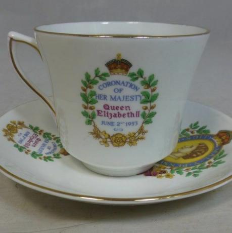 Vintažinė karalienės Elžbietos II karūnavimo taurė