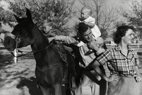 george, pauline, barbara bush ir george h.w. krūmas