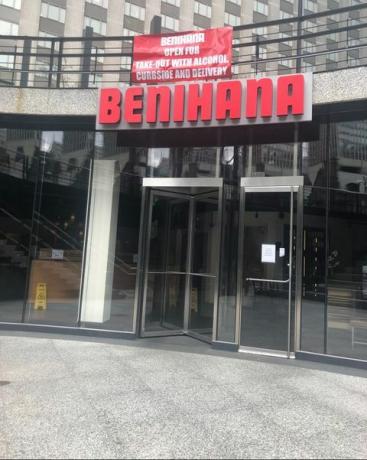 „Benihana“ reklamjuostė, skelbianti, kad ją galima pasiimti su alkoholiu, kad būtų galima pasiimti ant kelio ar pristatyti per šalį koronaviruso krizė Čikagoje Ruth Hytry sinclaireducation images nuotrauka vaizdai