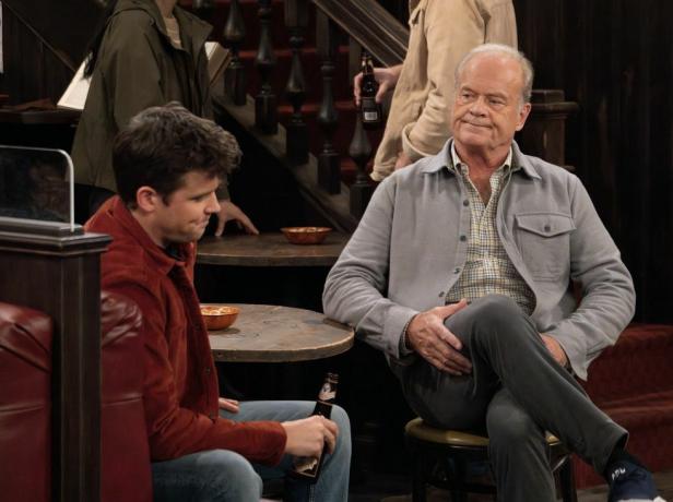 l r Jackas Cutmore'as Scottas kaip Fredis ir Kelsey Grameras kaip Frasier Crane filme Frasier, 2 serija, 1 sezono transliacija svarbiausia, 2023 m. nuotraukos kreditas chris hastonpamount