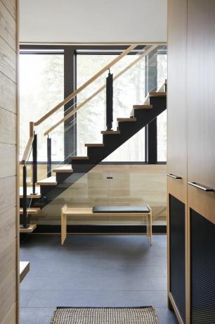 karkasinis namelis Kolingvude, Ontarijo valstijoje, suprojektuotas Sarah richardson, dizainas ir murakami dizaino purvo suoliukas trisdešimt šešių mazgų grindys bazaltas, spintos kirpyklos malūnėlis
