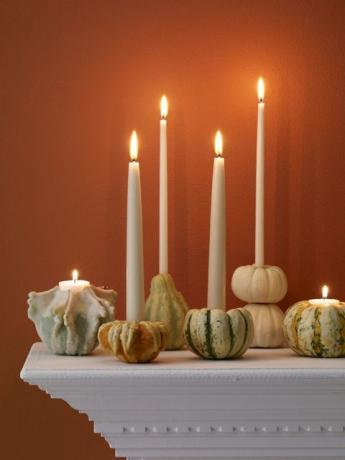 Helovino moliūgai ant mantijos su žvake