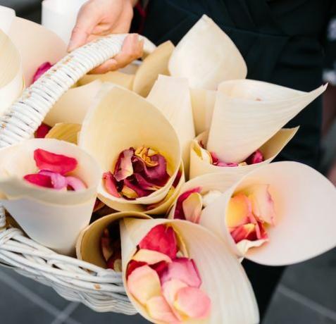 iš arti baltų spurgų rožių žiedlapių, sėdinčių krepšelyje, vaizdas, kuris bus naudojamas kaip konfeti vestuvių ceremonijoje